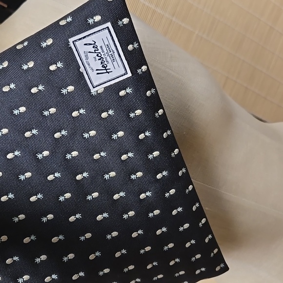 Herschel Supply Pinapple Pouch - Picture 7 of 9